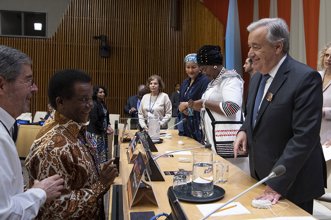 El Secretario General, António Guterres, charla con el embajador de Sudáfrica Jerry Matjila.